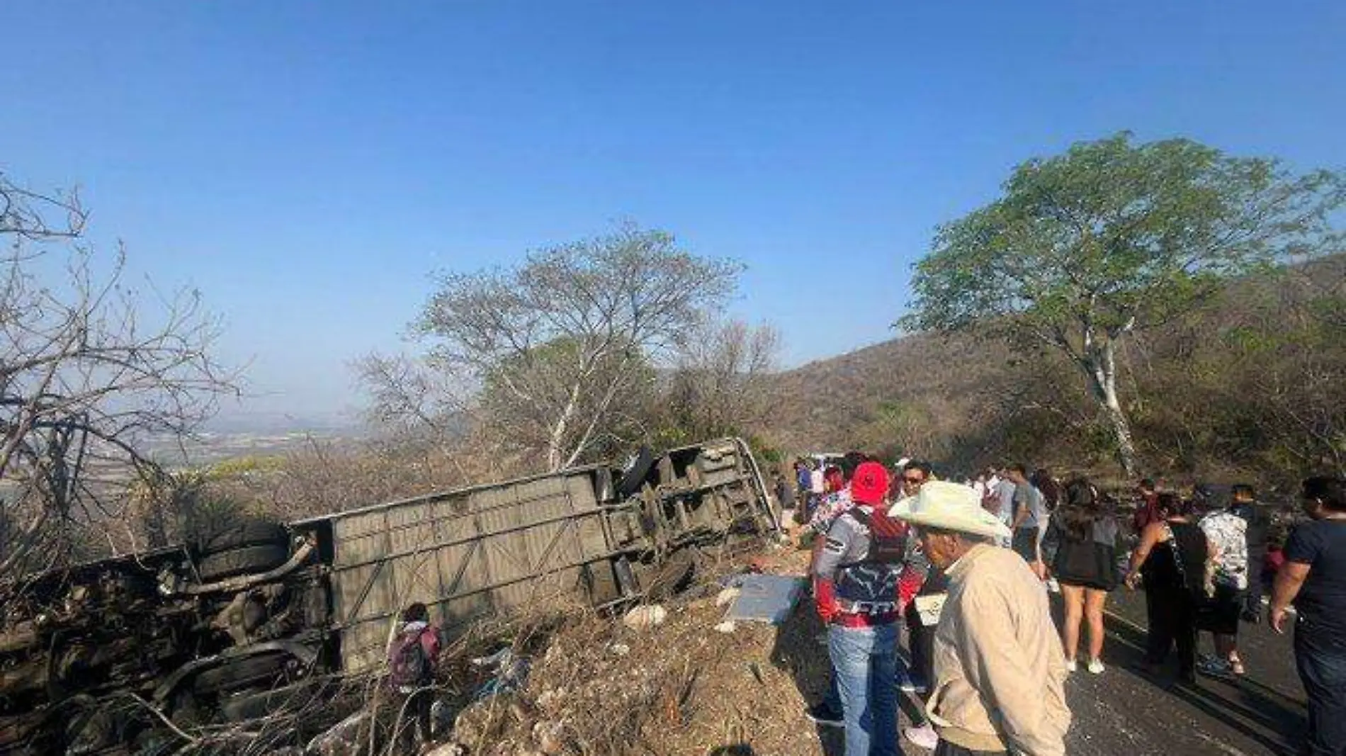 Vuelca autobús con 30 pasajeros en la carretera a Huehuetlán El Grande